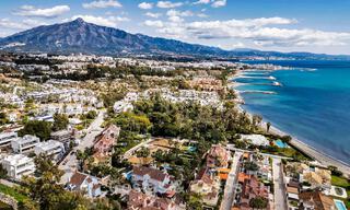 Charmante halfvrijstaande villa te koop op enkele meters van het strand vlak bij Puerto Banus, Marbella 777977 