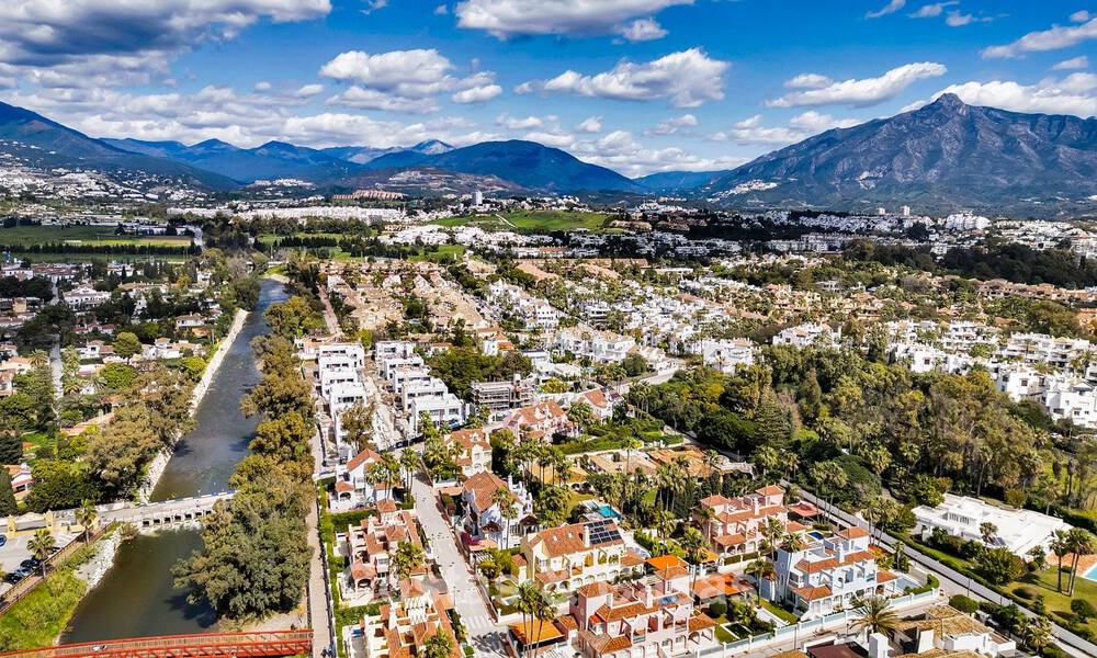 Charmante halfvrijstaande villa te koop op enkele meters van het strand vlak bij Puerto Banus, Marbella 777978