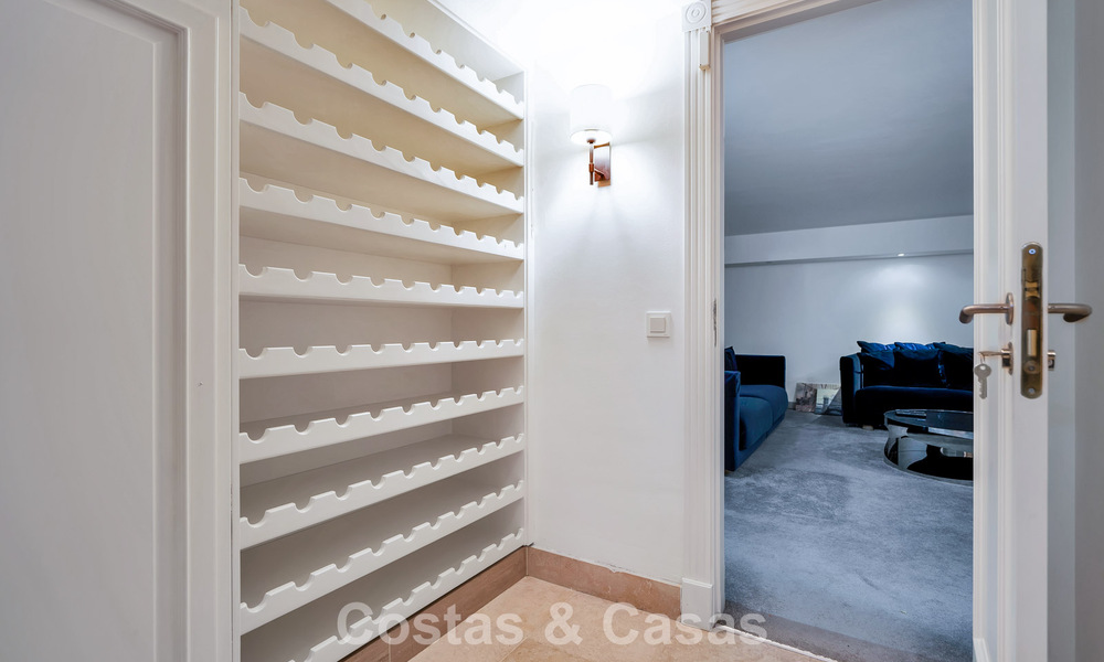 Charmante halfvrijstaande villa te koop op enkele meters van het strand vlak bij Puerto Banus, Marbella 777980