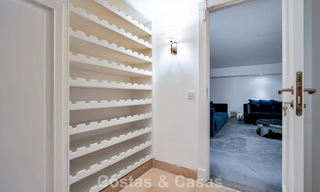 Charmante halfvrijstaande villa te koop op enkele meters van het strand vlak bij Puerto Banus, Marbella 777980 