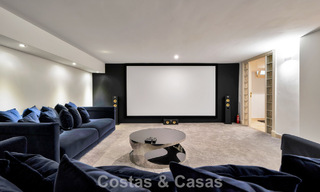 Charmante halfvrijstaande villa te koop op enkele meters van het strand vlak bij Puerto Banus, Marbella 777981 