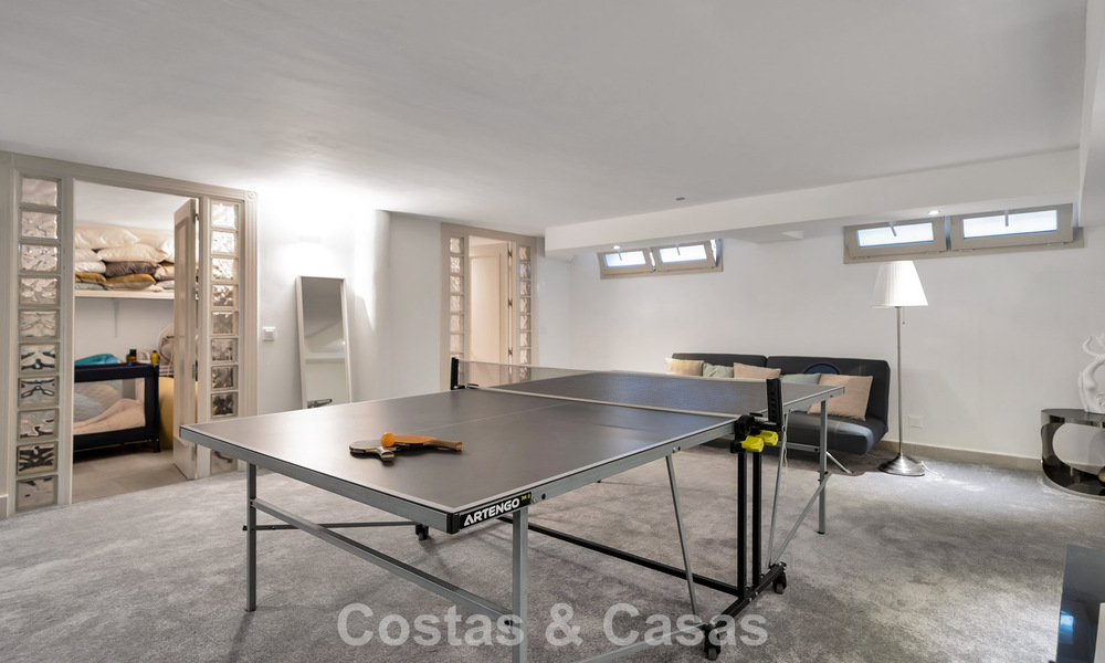 Charmante halfvrijstaande villa te koop op enkele meters van het strand vlak bij Puerto Banus, Marbella 777982