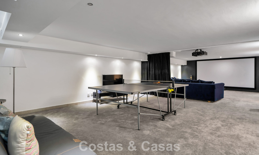 Charmante halfvrijstaande villa te koop op enkele meters van het strand vlak bij Puerto Banus, Marbella 777983