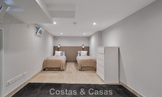 Charmante halfvrijstaande villa te koop op enkele meters van het strand vlak bij Puerto Banus, Marbella 777985 