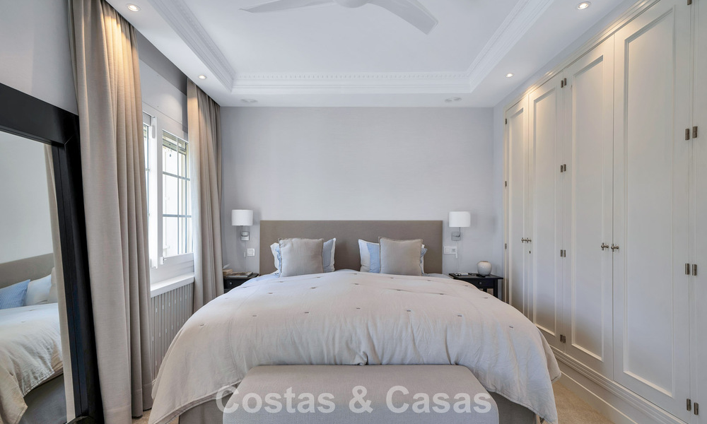 Charmante halfvrijstaande villa te koop op enkele meters van het strand vlak bij Puerto Banus, Marbella 777986