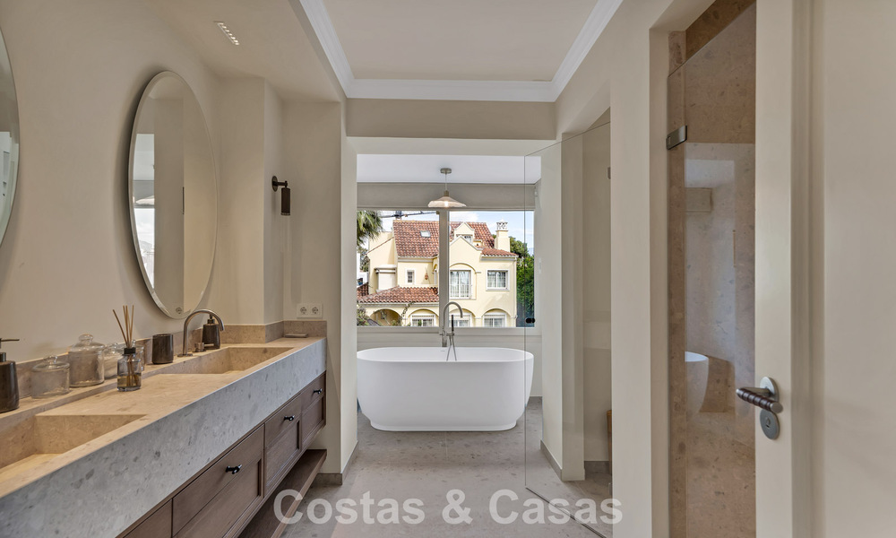 Charmante halfvrijstaande villa te koop op enkele meters van het strand vlak bij Puerto Banus, Marbella 777987