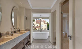 Charmante halfvrijstaande villa te koop op enkele meters van het strand vlak bij Puerto Banus, Marbella 777987 