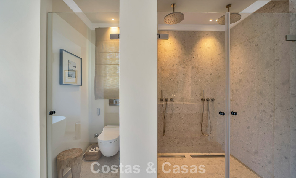 Charmante halfvrijstaande villa te koop op enkele meters van het strand vlak bij Puerto Banus, Marbella 777988