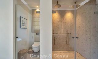 Charmante halfvrijstaande villa te koop op enkele meters van het strand vlak bij Puerto Banus, Marbella 777988 