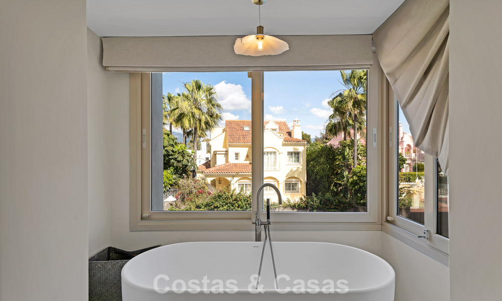 Charmante halfvrijstaande villa te koop op enkele meters van het strand vlak bij Puerto Banus, Marbella 777989