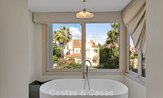 Charmante halfvrijstaande villa te koop op enkele meters van het strand vlak bij Puerto Banus, Marbella 777989 