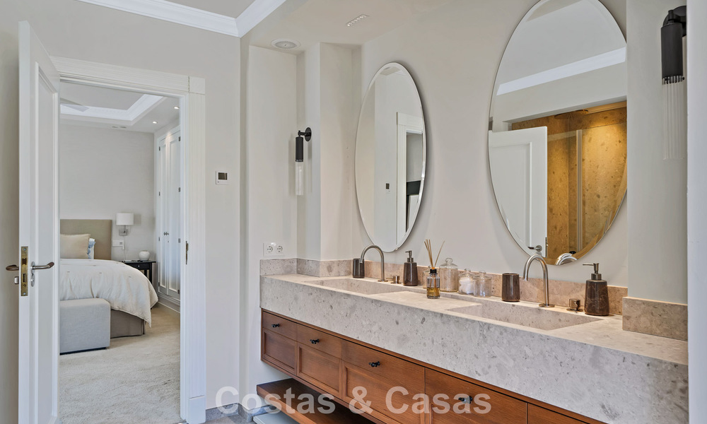 Charmante halfvrijstaande villa te koop op enkele meters van het strand vlak bij Puerto Banus, Marbella 777990