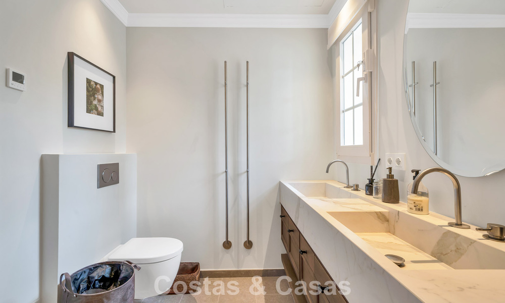 Charmante halfvrijstaande villa te koop op enkele meters van het strand vlak bij Puerto Banus, Marbella 777992