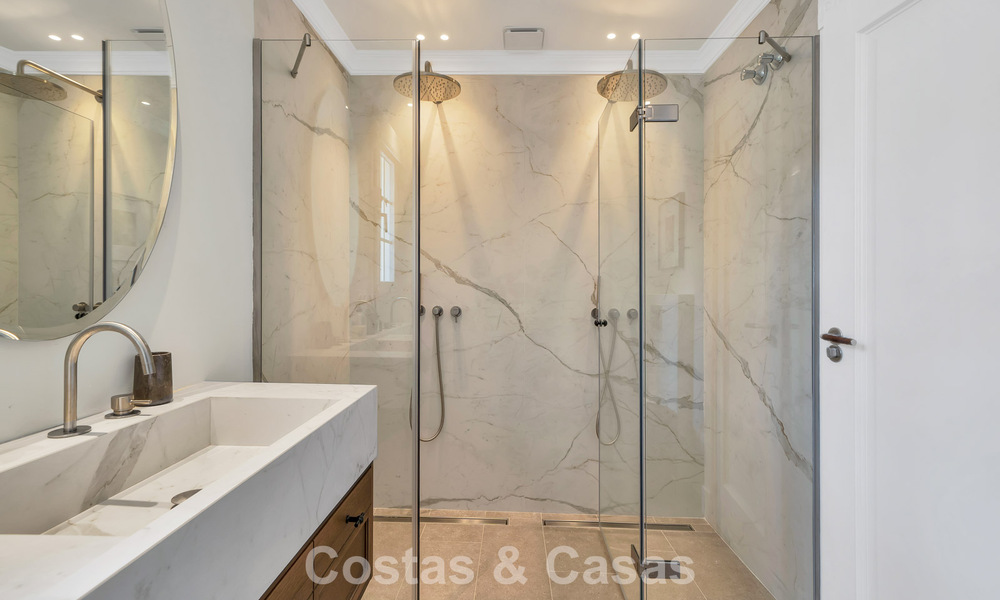 Charmante halfvrijstaande villa te koop op enkele meters van het strand vlak bij Puerto Banus, Marbella 777993