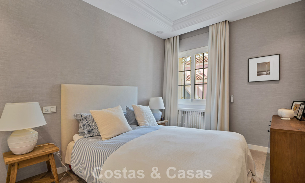 Charmante halfvrijstaande villa te koop op enkele meters van het strand vlak bij Puerto Banus, Marbella 777994