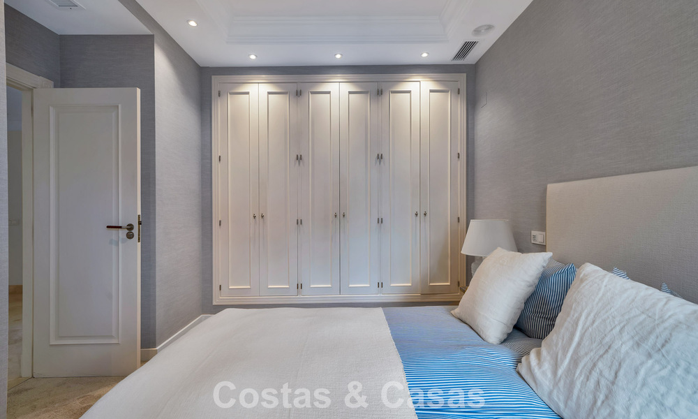 Charmante halfvrijstaande villa te koop op enkele meters van het strand vlak bij Puerto Banus, Marbella 777995