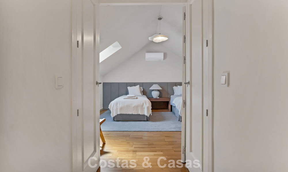 Charmante halfvrijstaande villa te koop op enkele meters van het strand vlak bij Puerto Banus, Marbella 777996