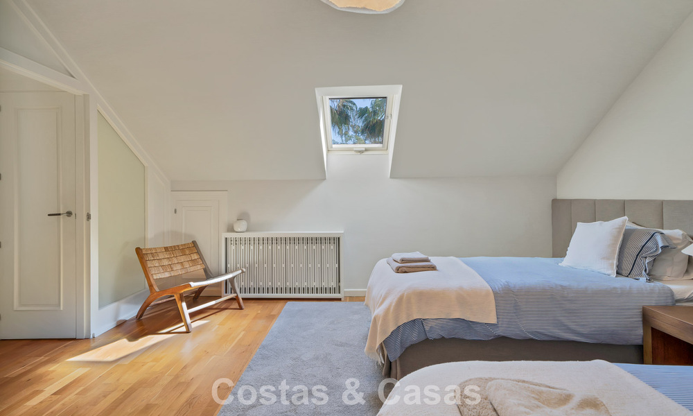 Charmante halfvrijstaande villa te koop op enkele meters van het strand vlak bij Puerto Banus, Marbella 777998