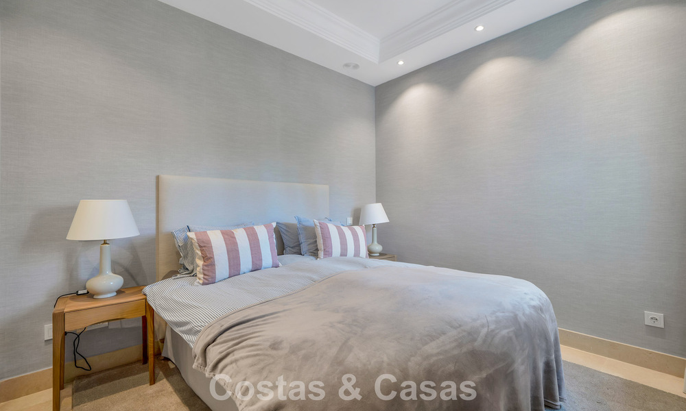 Charmante halfvrijstaande villa te koop op enkele meters van het strand vlak bij Puerto Banus, Marbella 777999