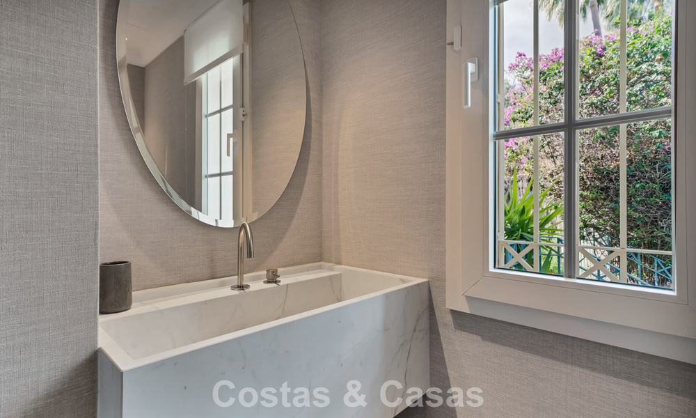 Charmante halfvrijstaande villa te koop op enkele meters van het strand vlak bij Puerto Banus, Marbella 778002