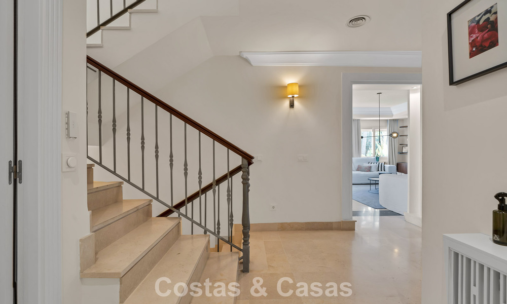 Charmante halfvrijstaande villa te koop op enkele meters van het strand vlak bij Puerto Banus, Marbella 778003