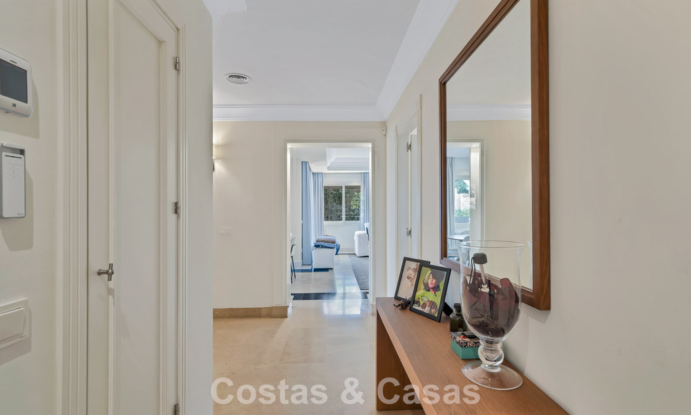 Charmante halfvrijstaande villa te koop op enkele meters van het strand vlak bij Puerto Banus, Marbella 778004