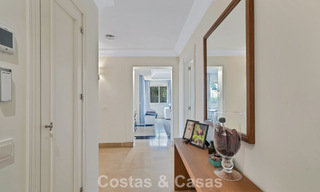 Charmante halfvrijstaande villa te koop op enkele meters van het strand vlak bij Puerto Banus, Marbella 778004 