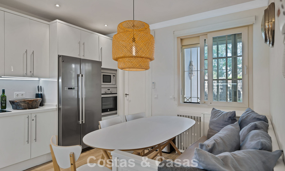 Charmante halfvrijstaande villa te koop op enkele meters van het strand vlak bij Puerto Banus, Marbella 778006