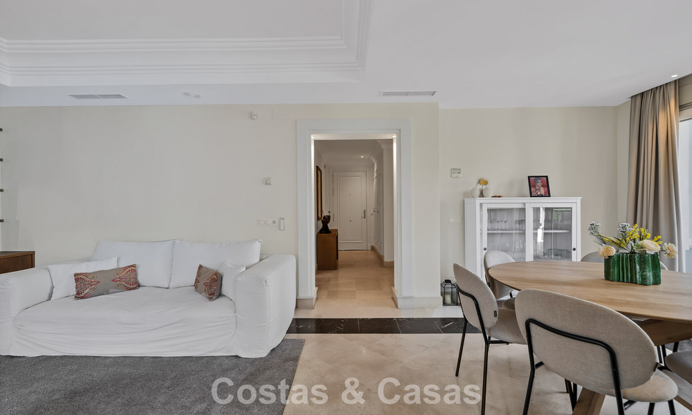 Charmante halfvrijstaande villa te koop op enkele meters van het strand vlak bij Puerto Banus, Marbella 778013