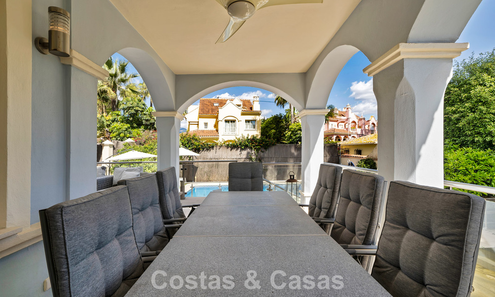 Charmante halfvrijstaande villa te koop op enkele meters van het strand vlak bij Puerto Banus, Marbella 778014