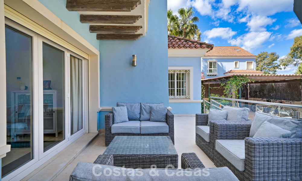 Charmante halfvrijstaande villa te koop op enkele meters van het strand vlak bij Puerto Banus, Marbella 778015