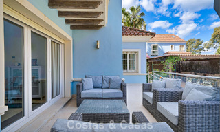 Charmante halfvrijstaande villa te koop op enkele meters van het strand vlak bij Puerto Banus, Marbella 778015 