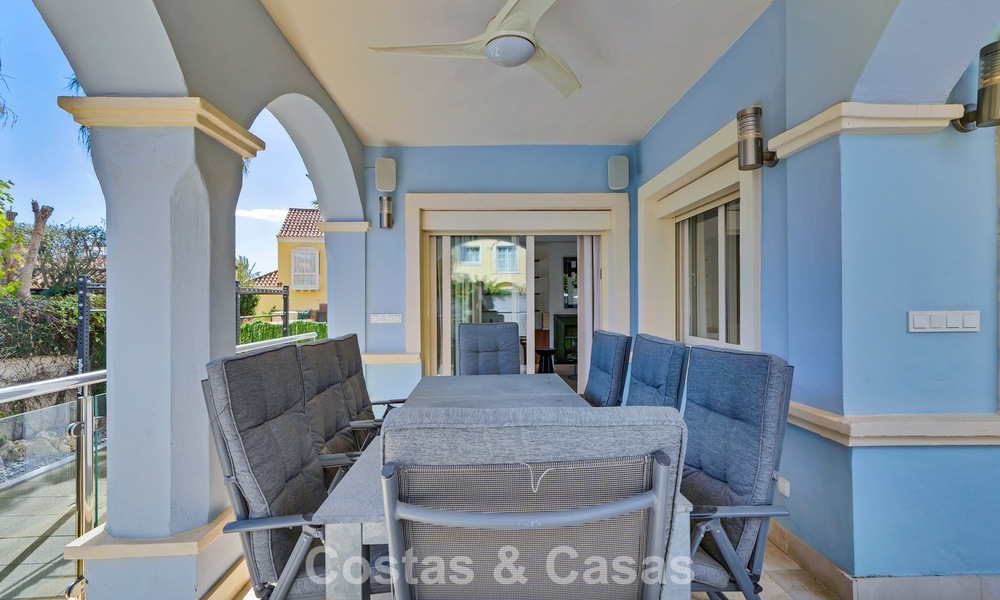 Charmante halfvrijstaande villa te koop op enkele meters van het strand vlak bij Puerto Banus, Marbella 778016