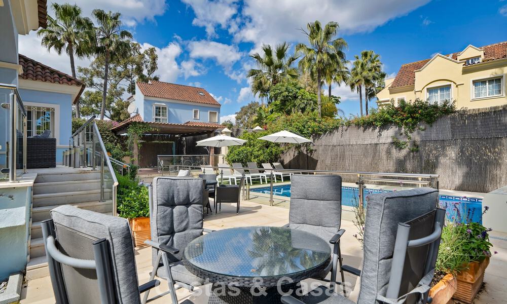 Charmante halfvrijstaande villa te koop op enkele meters van het strand vlak bij Puerto Banus, Marbella 778018