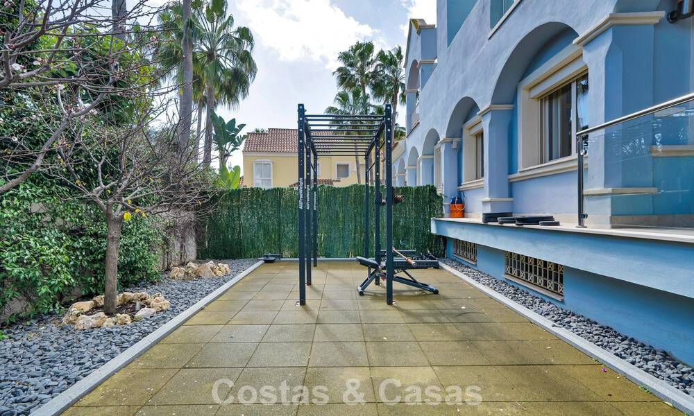 Charmante halfvrijstaande villa te koop op enkele meters van het strand vlak bij Puerto Banus, Marbella 778019