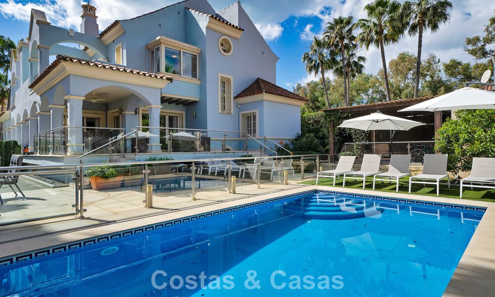 Charmante halfvrijstaande villa te koop op enkele meters van het strand vlak bij Puerto Banus, Marbella 778020