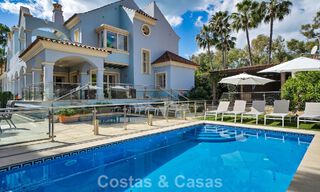 Charmante halfvrijstaande villa te koop op enkele meters van het strand vlak bij Puerto Banus, Marbella 778020 