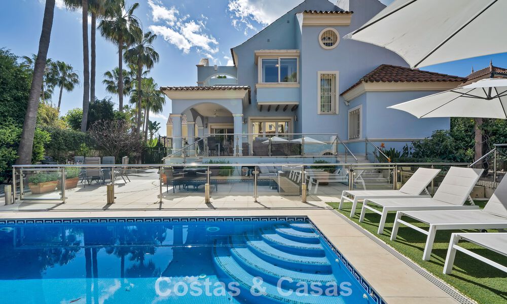 Charmante halfvrijstaande villa te koop op enkele meters van het strand vlak bij Puerto Banus, Marbella 778021