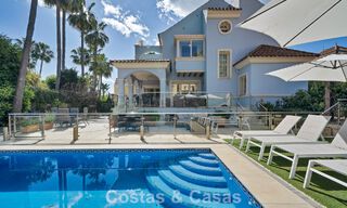 Charmante halfvrijstaande villa te koop op enkele meters van het strand vlak bij Puerto Banus, Marbella 778021 