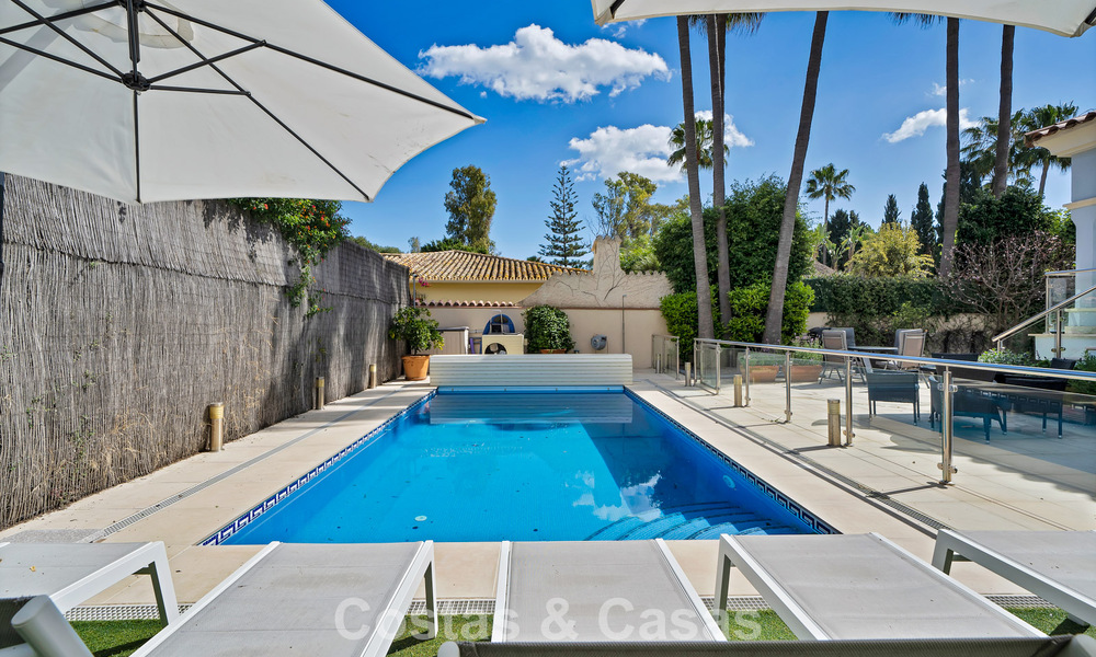 Charmante halfvrijstaande villa te koop op enkele meters van het strand vlak bij Puerto Banus, Marbella 778022