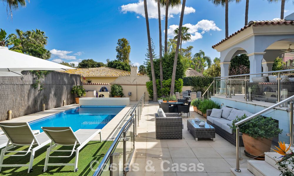 Charmante halfvrijstaande villa te koop op enkele meters van het strand vlak bij Puerto Banus, Marbella 778023