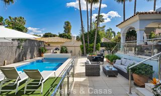 Charmante halfvrijstaande villa te koop op enkele meters van het strand vlak bij Puerto Banus, Marbella 778023 