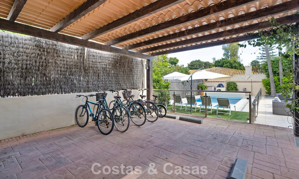 Charmante halfvrijstaande villa te koop op enkele meters van het strand vlak bij Puerto Banus, Marbella 778024