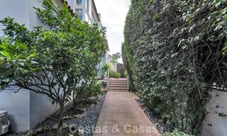 Charmante halfvrijstaande villa te koop op enkele meters van het strand vlak bij Puerto Banus, Marbella 778025 