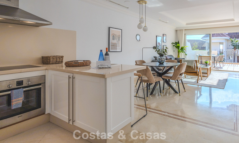 Prachtig appartement met ruim terras te koop in een luxueus complex in Nueva Andalucia, Marbella 778115