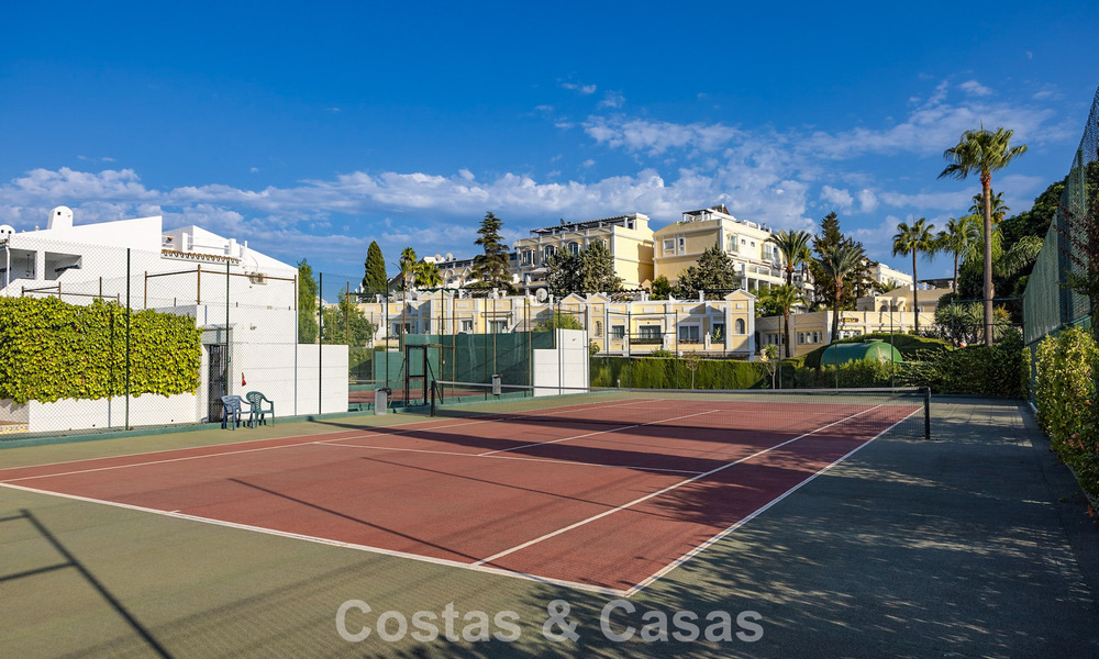 Gerenoveerd penthouse te koop in een populaire Aloha golfurbanisatie in het hartje van Nueva Andalucia, Marbella 778065