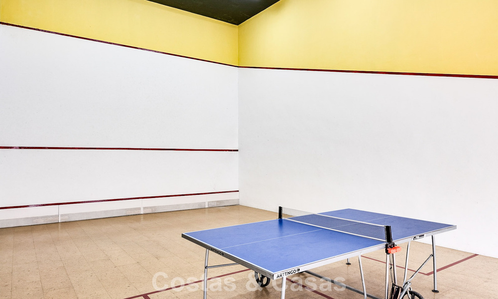 Gerenoveerd penthouse te koop in een populaire Aloha golfurbanisatie in het hartje van Nueva Andalucia, Marbella 778069