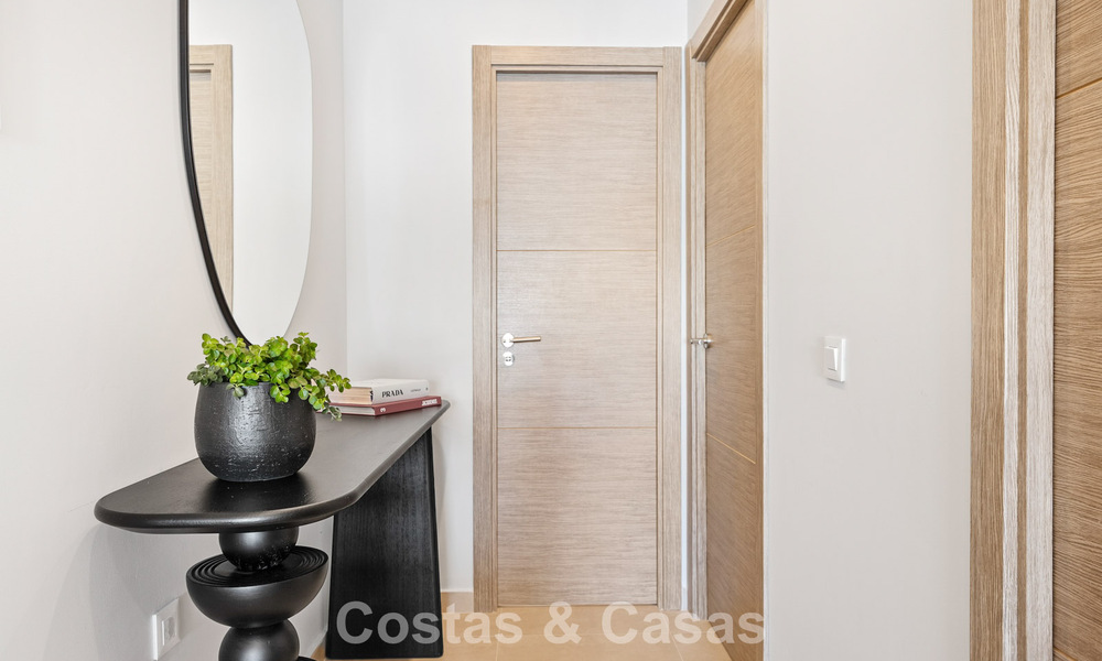 Gerenoveerd penthouse te koop in een populaire Aloha golfurbanisatie in het hartje van Nueva Andalucia, Marbella 778084