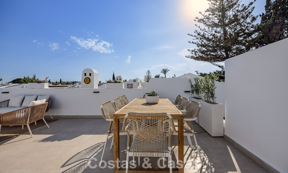 Gerenoveerd penthouse te koop in een populaire Aloha golfurbanisatie in het hartje van Nueva Andalucia, Marbella 778089