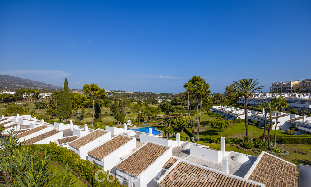 Gerenoveerd penthouse te koop in een populaire Aloha golfurbanisatie in het hartje van Nueva Andalucia, Marbella 778091